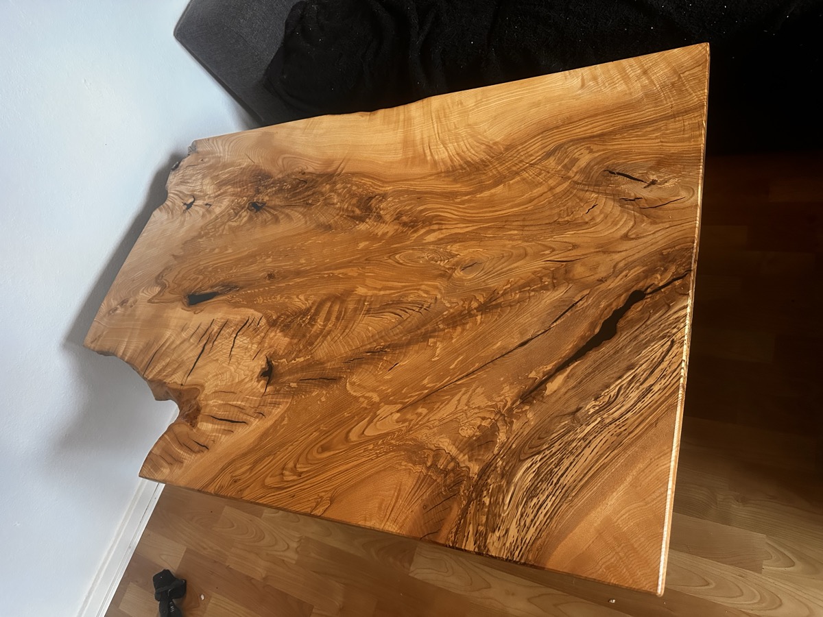 Olivenaske Live-Edge Sofabord