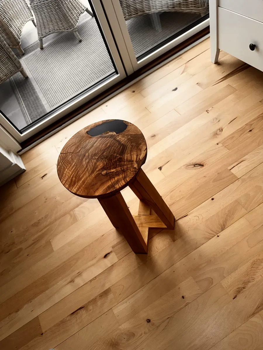 Olivenaske Resin Skammel — vinkel 4